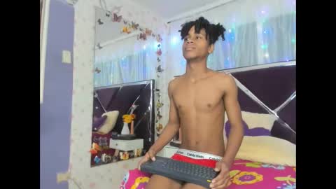 Snapshot of santy_bigcock_01 chatting on 11-06-25, 01:28 santy online show from 11-06-25, 01:28