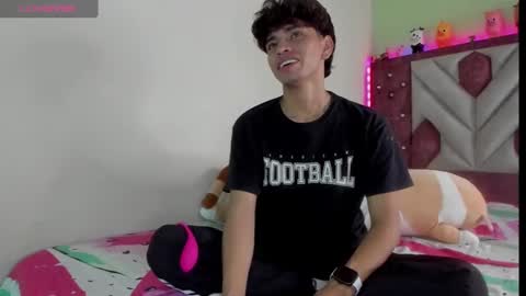 Snapshot of santy_caerrinton chatting on 11-21-25, 02:10 Santiago online show from 11-21-25, 02:10