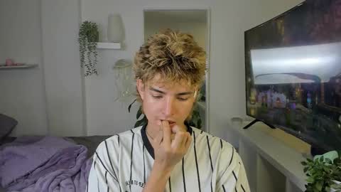 kitty online show from 11-08-25, 02:01