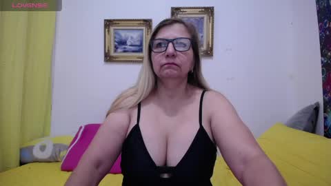 Snapshot of sara211 chatting on 05-04-26, 01:29 sara online show from 05-04-26, 01:29