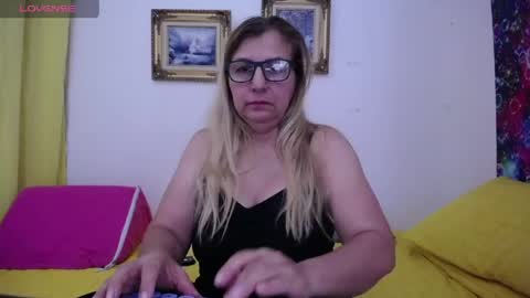 Snapshot of sara211 chatting on 05-08-26, 01:00 sara online show from 05-08-26, 01:00