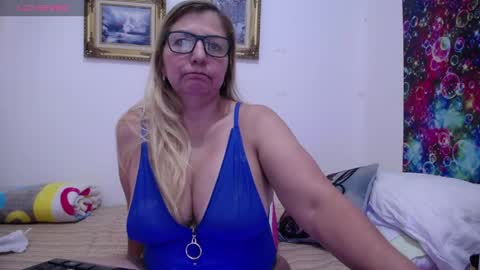 Snapshot of sara211 chatting on 05-27-26, 04:04 sara online show from 05-27-26, 04:04