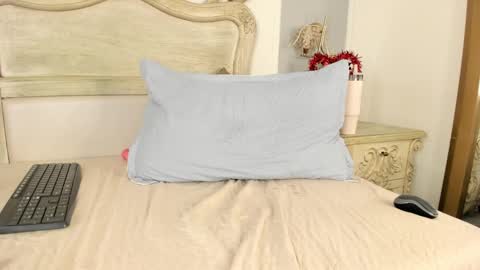 Snapshot of sara__williams chatting on 02-14-25, 06:45 Sara online show from 02-14-25, 06:45