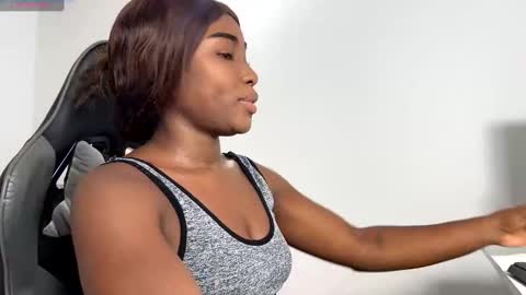 Snapshot of sara_muscle chatting on 12-10-24, 11:30 Sara online show from 12-10-24, 11:30