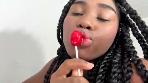 Snapshot of sara_muscle chatting on 11-18-25, 02:17 Sara online show from 11-18-25, 02:17