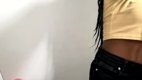 Snapshot of sara_muscle chatting on 12-15-25, 10:47 Sara online show from 12-15-25, 10:47