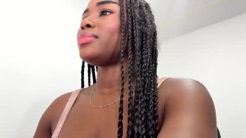 Snapshot of sara_muscle chatting on 02-25-26, 05:44 Sara online show from 02-25-26, 05:44