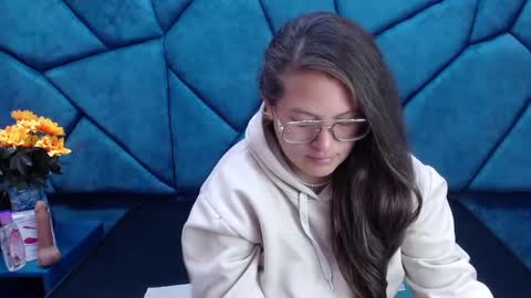 sara_thonson_ online show from 01-25-25, 03:40