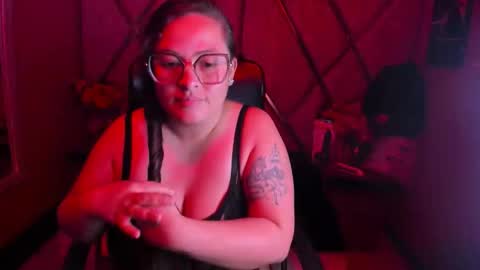 sara_thonson_ online show from 11-22-25, 03:38