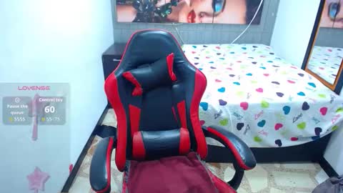 Snapshot of sara_winehouse1 chatting on 03-25-26, 04:07 1 online show from 03-25-26, 04:07