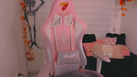 Sarah Ramirez online show from 10-15-25, 03:06