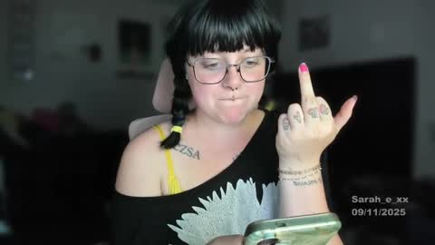 Snapshot of sarah_e_xx chatting on 09-12-25, 02:33 Sarah online show from 09-12-25, 02:33