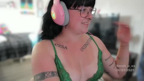 Snapshot of sarah_e_xx chatting on 09-24-25, 12:25 Sarah online show from 09-24-25, 12:25