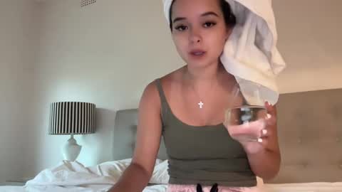 Snapshot of sarah_heart_aus chatting on 01-12-25, 01:42 Sarah Heart Aus online show from 01-12-25, 01:42