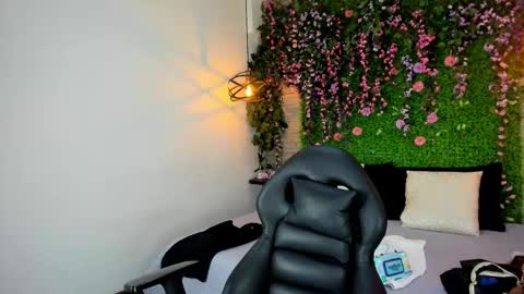 Sarah Deyvis online show from 11-27-25, 06:54