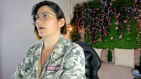 Sarah Deyvis online show from 12-15-25, 10:52