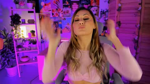 Snapshot of sarahholly chatting on 12-16-24, 02:05 Divine Sarah NONUDE model online show from 12-16-24, 02:05