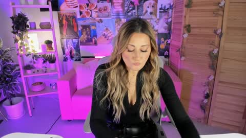 Snapshot of sarahholly chatting on 12-21-24, 11:22 Divine Sarah NONUDE model online show from 12-21-24, 11:22