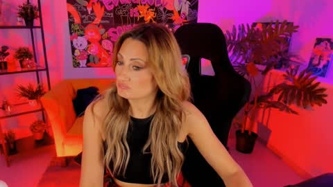 Snapshot of sarahholly chatting on 01-16-25, 05:33 Divine Sarah NONUDE model online show from 01-16-25, 05:33