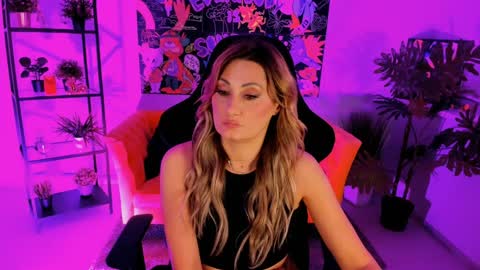 Snapshot of sarahholly chatting on 02-01-25, 05:26 Divine Sarah NONUDE model online show from 02-01-25, 05:26