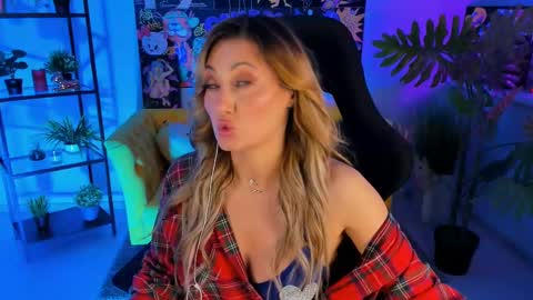 Snapshot of sarahholly chatting on 02-22-25, 05:46 Divine Sarah NONUDE model online show from 02-22-25, 05:46