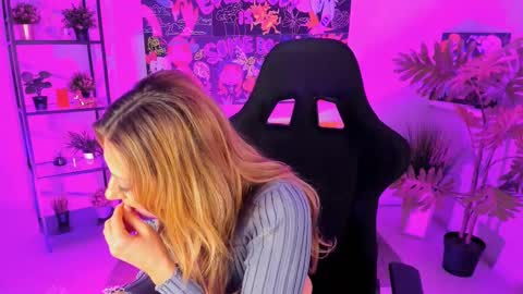 Snapshot of sarahholly chatting on 03-10-25, 11:53 Divine Sarah NONUDE model online show from 03-10-25, 11:53