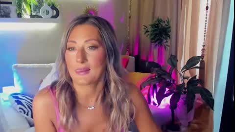Snapshot of sarahholly chatting on 06-30-26, 07:09 Divine Sarah NONUDE model online show from 06-30-26, 07:09
