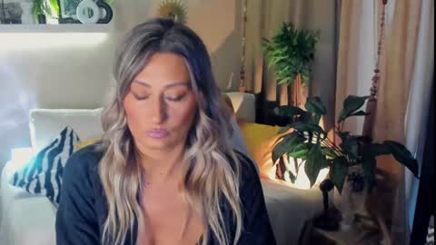 Snapshot of sarahholly chatting on 07-17-26, 01:40 Divine Sarah NONUDE model online show from 07-17-26, 01:40