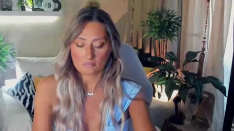Snapshot of sarahholly chatting on 07-22-26, 03:15 Divine Sarah NONUDE model online show from 07-22-26, 03:15