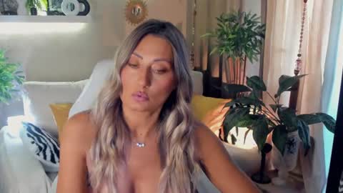 Snapshot of sarahholly chatting on 07-24-26, 01:53 Divine Sarah NONUDE model online show from 07-24-26, 01:53