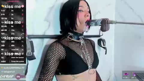 Snapshot of sarahi_camila chatting on 06-18-26, 09:52 online show from 06-18-26, 09:52