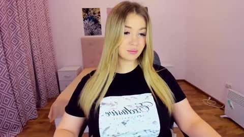 Snapshot of sarahmils chatting on 12-16-24, 01:43 Sarah online show from 12-16-24, 01:43