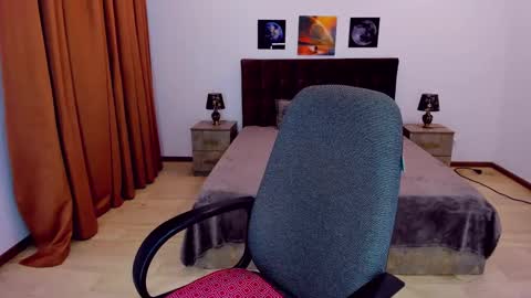 Snapshot of sarahmils chatting on 12-18-24, 12:40 Sarah online show from 12-18-24, 12:40