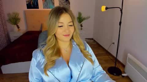 Snapshot of sarahmils chatting on 01-17-25, 12:10 Sarah online show from 01-17-25, 12:10