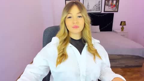 Snapshot of sarahmils chatting on 01-20-25, 01:21 Sarah online show from 01-20-25, 01:21