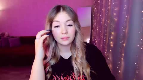 Snapshot of sarahmils chatting on 03-12-25, 06:44 Sarah online show from 03-12-25, 06:44