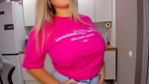 Snapshot of sarahmils chatting on 10-17-25, 02:19 Sarah online show from 10-17-25, 02:19