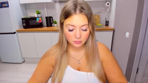 Snapshot of sarahmils chatting on 10-19-25, 03:12 Sarah online show from 10-19-25, 03:12