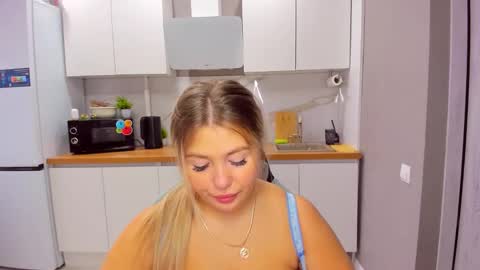 Snapshot of sarahmils chatting on 10-22-25, 12:38 Sarah online show from 10-22-25, 12:38