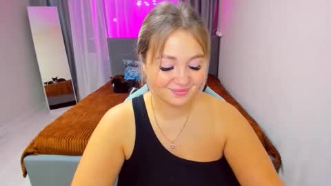 Snapshot of sarahmils chatting on 11-04-25, 03:11 Sarah online show from 11-04-25, 03:11