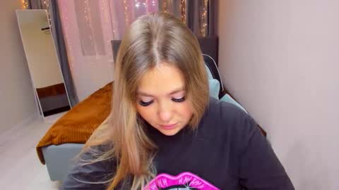 Snapshot of sarahmils chatting on 11-26-25, 05:14 Sarah online show from 11-26-25, 05:14