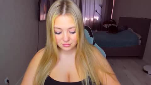 Snapshot of sarahmils chatting on 05-06-26, 11:59 Sarah online show from 05-06-26, 11:59