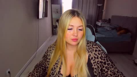 Snapshot of sarahmils chatting on 06-18-26, 03:49 Sarah online show from 06-18-26, 03:49