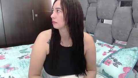 Snapshot of sarahott_1 chatting on 06-25-26, 05:39 Lia online show from 06-25-26, 05:39