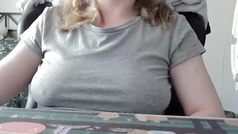 Snapshot of sarahpmummy chatting on 04-27-26, 08:07 Sarah online show from 04-27-26, 08:07