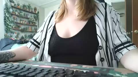 Snapshot of sarahpmummy chatting on 05-21-26, 06:59 Sarah online show from 05-21-26, 06:59