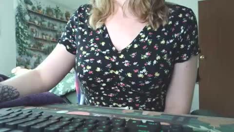 Snapshot of sarahpmummy chatting on 05-27-26, 08:50 Sarah online show from 05-27-26, 08:50