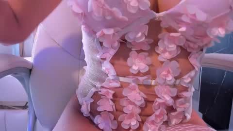 Snapshot of sarahpreston1 chatting on 02-26-25, 06:43 Sarah online show from 02-26-25, 06:43