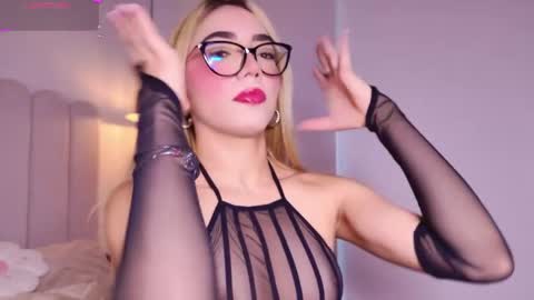 Snapshot of sarajonesxxx chatting on 05-01-26, 11:15 Sara jones online show from 05-01-26, 11:15