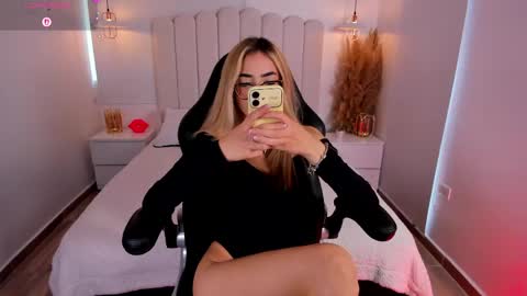 Snapshot of sarajonesxxx chatting on 05-08-26, 05:40 Sara jones online show from 05-08-26, 05:40